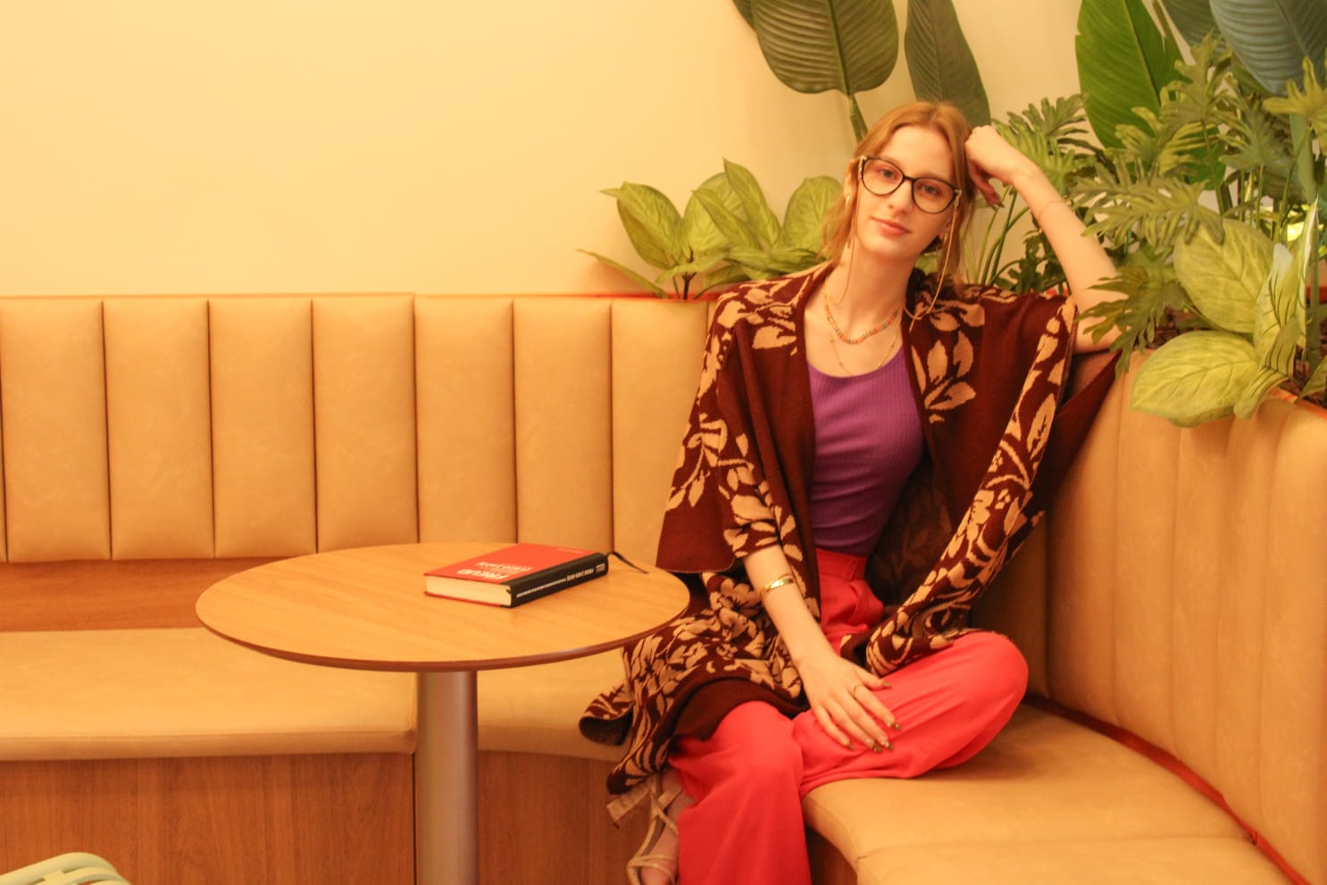Verônica Tewes Lunkes em um ambiente acolhedor