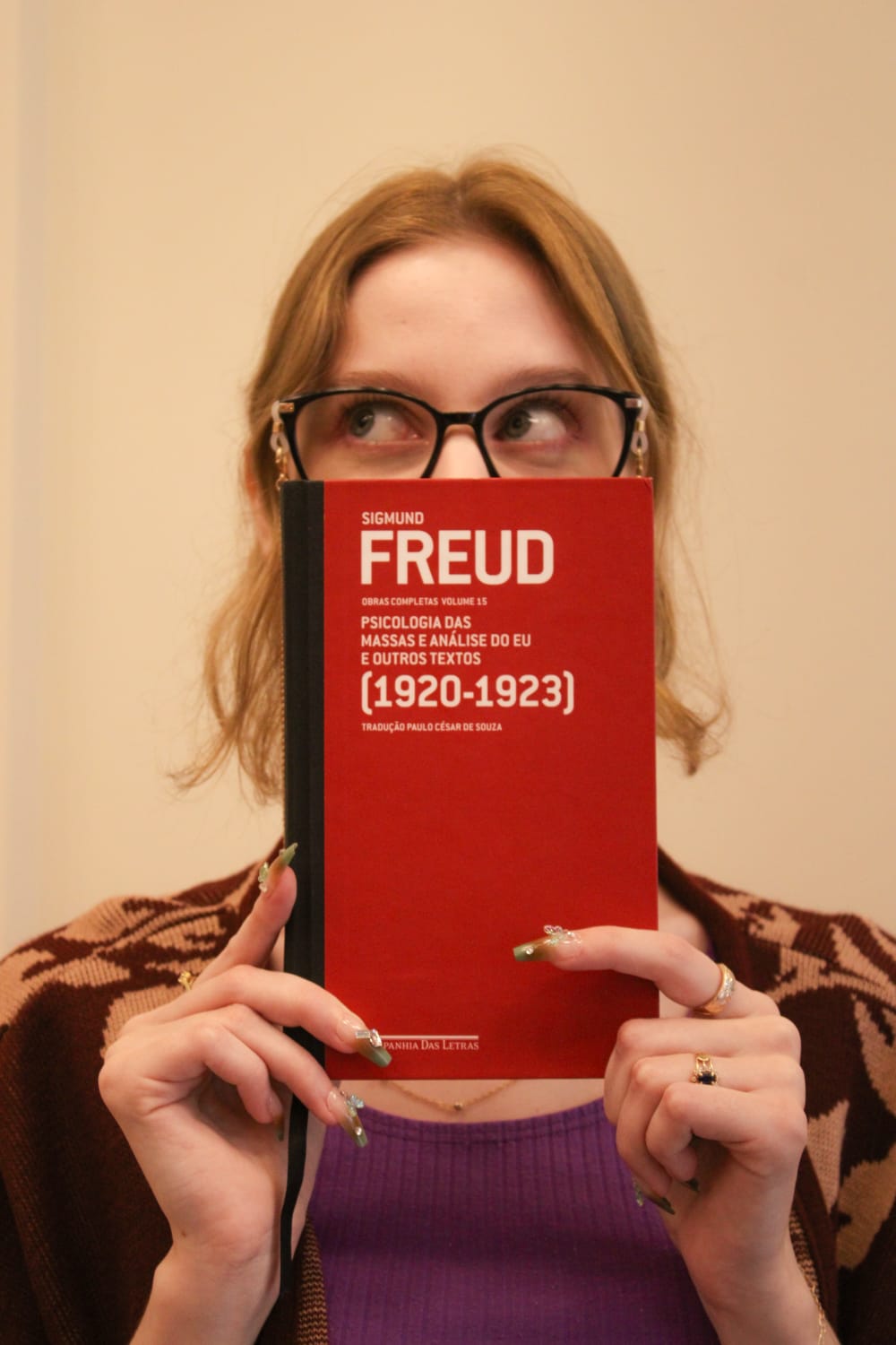 Verônica com um livro de Sigmund Freud
